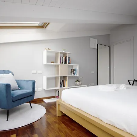 Appartamento Penthouse With Patio & 2 Baths, 10 Min To Duomo Milano