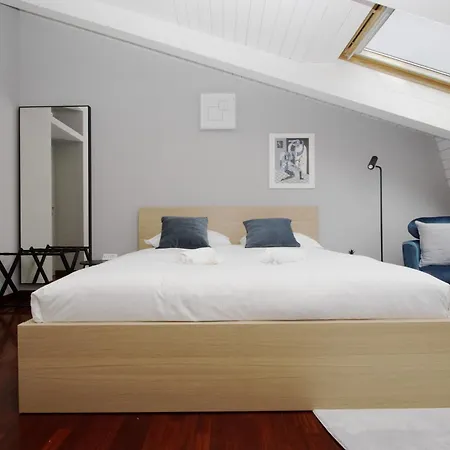 Appartamento Penthouse With Patio & 2 Baths, 10 Min To Duomo *